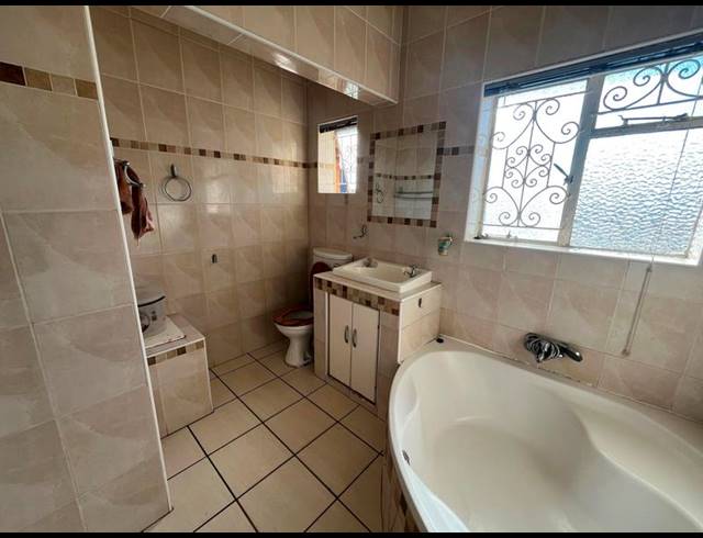 10 BEDROOM HOUSE FOR SALE IN KEMPTON PARK CENTRAL